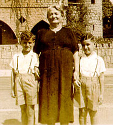 Rosa Seibel with grandsons Moyses & Benjamin Resnitzky (1948)