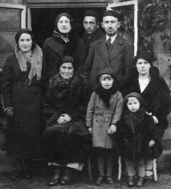 Chaya Przybylski & Family in Belchatow (early 1930's)