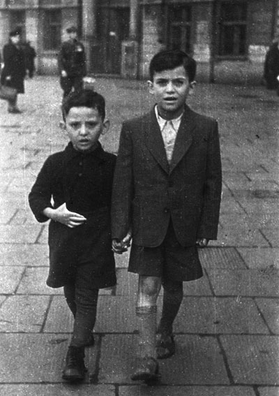 Jose Urbach and cousin Marek Zamdmer in Lodz (1946)