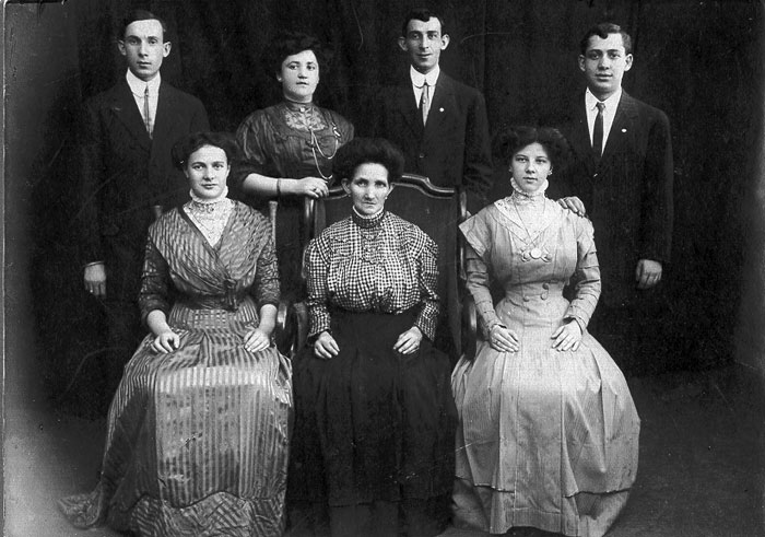 Leah Piaskowsky Bilsky and Family (abt 1910)