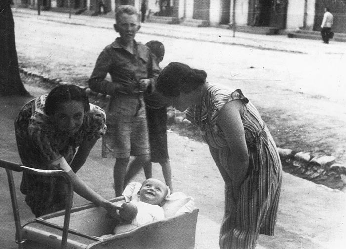Nadzia Urbach with son Jose (Deblin, 1940)