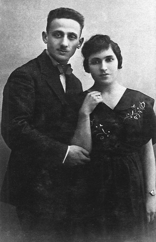 Yona & Genia Urbach (1921)